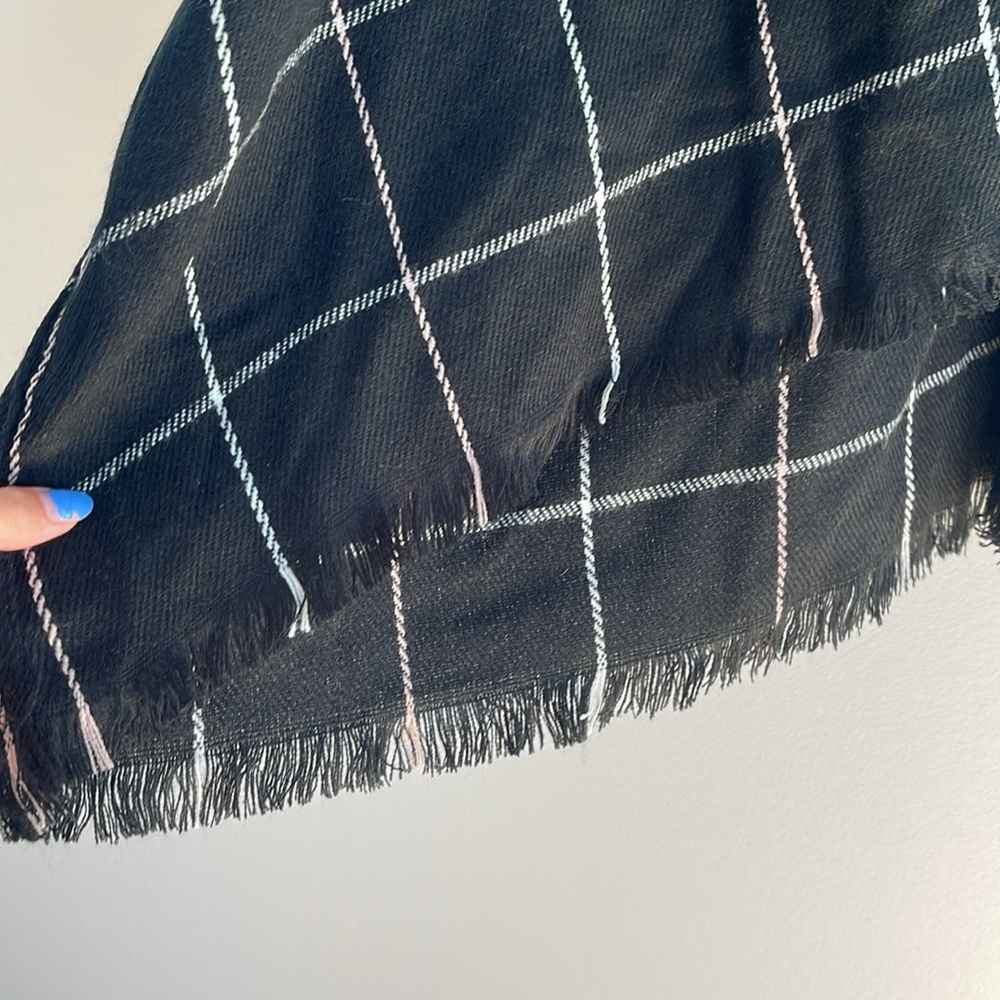 NWT Loft Plaid Black and White Wrap With Sleeves Fall Winter One Size - Picture 3 of 5